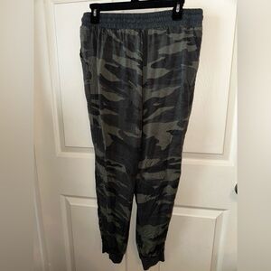 Splendid women’s green camo drawstring jogger M casual casual